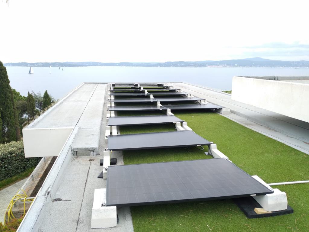 Panneaux solaires toit terrasse vue Golfe de Saint-Tropez